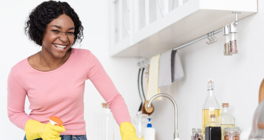 cleaning kitchen sink